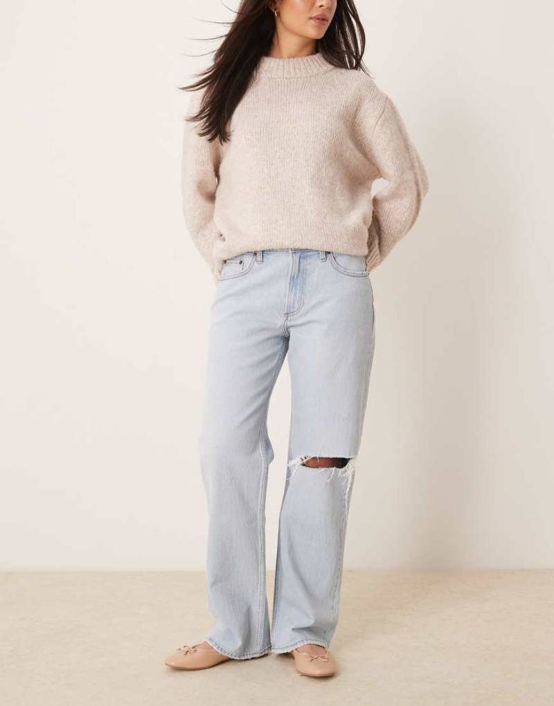 Abercrombie & Fitch - Weit geschnittene Jeans in hellblauer Waschung mit niedrigem Bund und Zierrissen am Knie von Abercrombie & Fitch