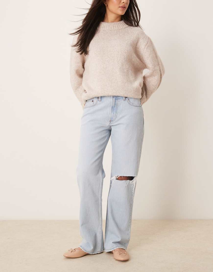 Abercrombie & Fitch - Weit geschnittene Jeans in hellblauer Waschung mit niedrigem Bund und Zierrissen am Knie Abercrombie & Fitch - Weit geschnittene Jeans in hellblauer Waschung mit niedrigem Bund und Zierrissen am Knie von Abercrombie & Fitch
