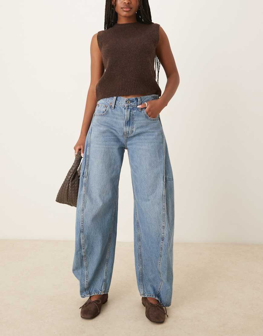 Abercrombie & Fitch - Jeans in mittelblauer Waschung mit stark abgerundetem Beinschnitt von Abercrombie & Fitch