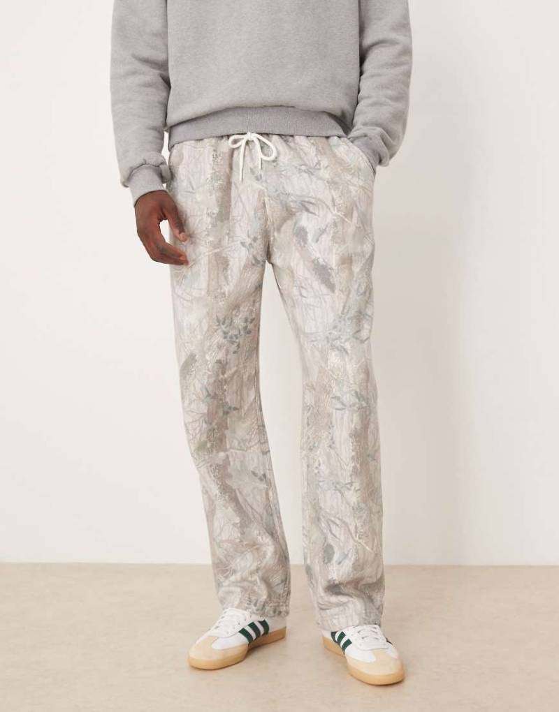 Abercrombie & Fitch - Weite Jogginghose in Salbeigrün mit Military-Muster und unversäubertem Saum von Abercrombie & Fitch