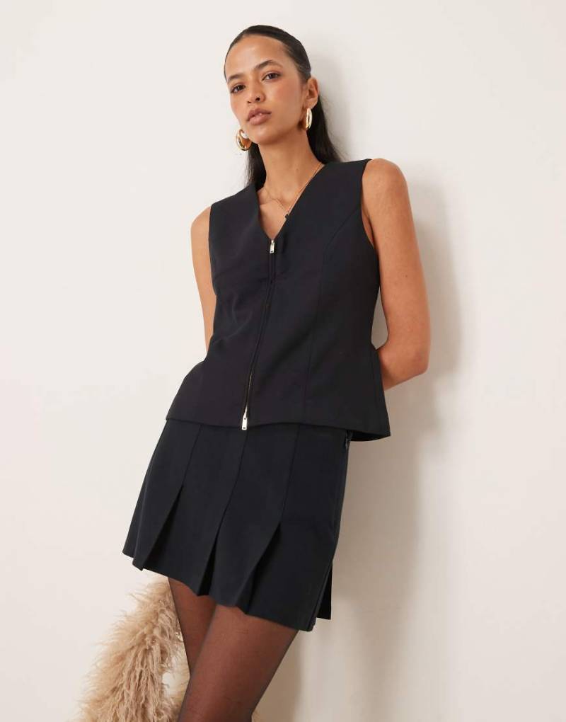 Abercrombie & Fitch - Weste in dunklem Schwarz mit Reißverschlussdetail von Abercrombie & Fitch