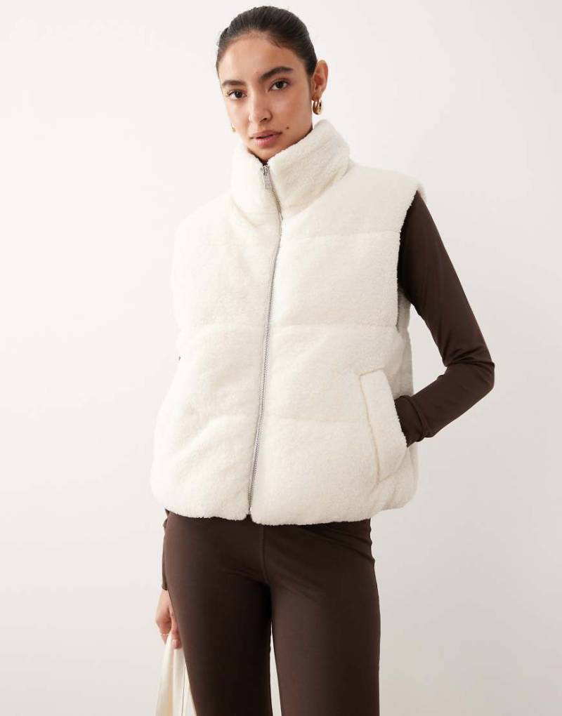 Abercrombie & Fitch - YPB - Weste in Weiß mit hohem Kragen von Abercrombie & Fitch