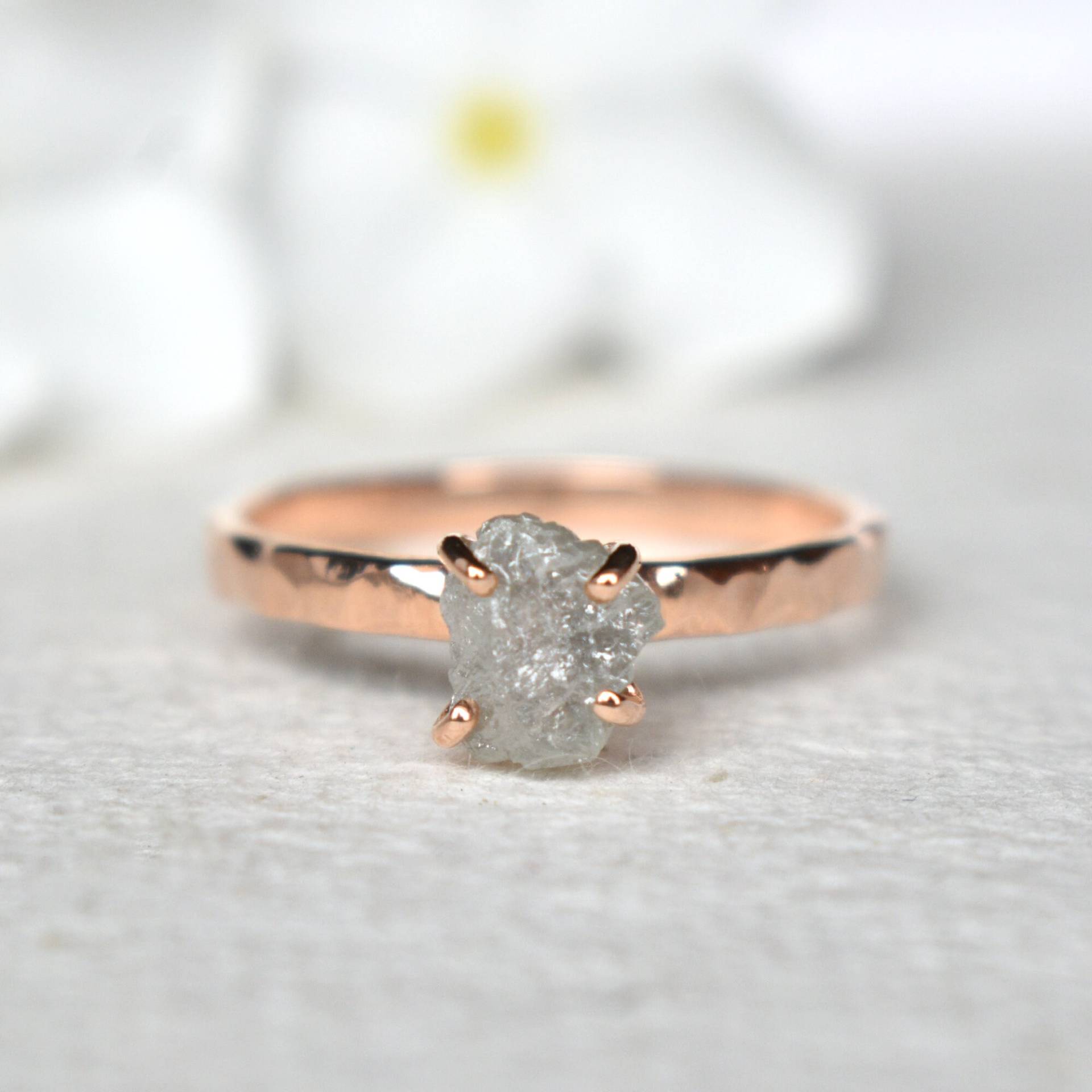 1 Karat Grauer Rohdiamant Verlobungsring, 14K Roségold Klauenring Rohdiamant, Gehämmert Band, Einzigartiger Versprechen Vorschlag Ring von AbhikaJewels