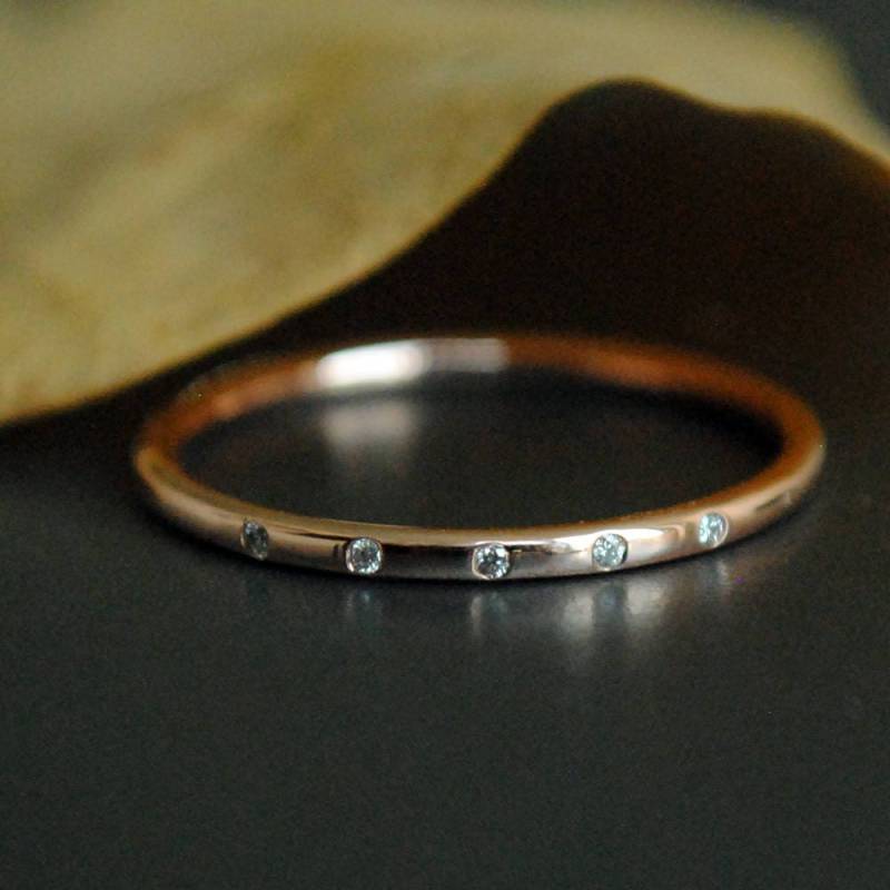1 Mm Flush Set 5 Diamant Ring, 14K 18K Solid Gold Dünner Ehering, Minimal Einfacher Stapelring Ddp von AbhikaJewels