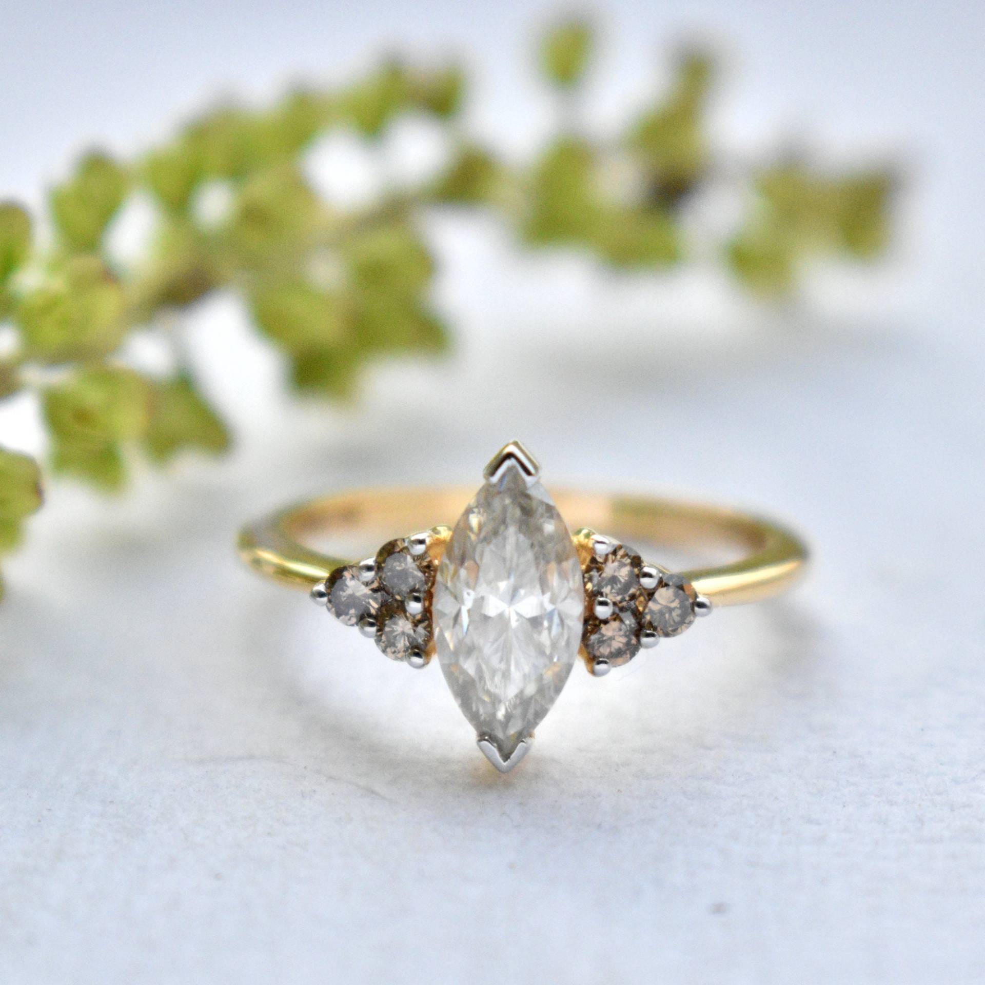 10x5mm Marquise Moissanite Verlobungsring, Natürlicher Brauner Diamant Cluster Ring, 14K Gold Brautring Mit 3 Steinen von AbhikaJewels