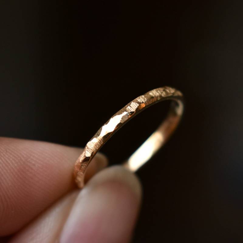 14K 18K Massivgold Strukturierte Gerade Band, Zierliche Frauenring, Ehering Mit Gebürsteter Oberfläche, Unisex Ring, Gehämmerte Band Ddp von AbhikaJewels