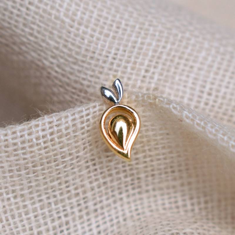 14K 18K Solid Gold Mango Paisley Nasenstecker, 2 Tone Piercing Stud, 20G C Wire Twist 16G Eingefädelter Flatback Ohrknorpel Tragus Nasenloch 14K 18K Solid Gold Mango Paisley Nasenstecker, 2 Tone Piercing Stud, 20G C Wire Twist 16G Eingefädelter Flatback Ohrknorpel Tragus Nasenloch von AbhikaJewels