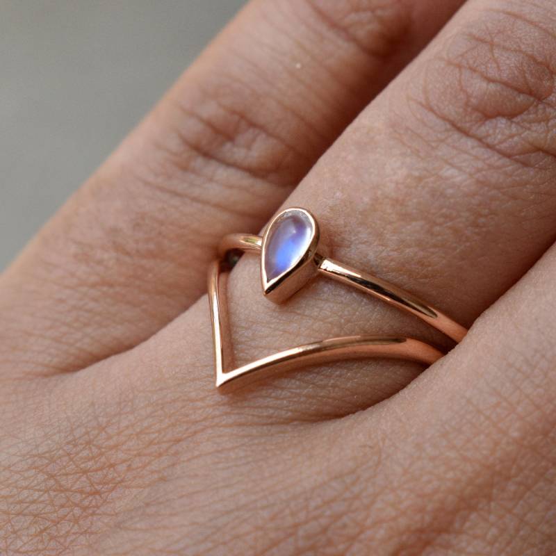 14K 18K Solid Gold Mondstein Verlobungsring Set, 5 X 3 Mm Birne Lünettenring, Zierliche Tiefe V Stapel Eheringe, Minimal Vorschlag 2Teiliges Ringset von AbhikaJewels