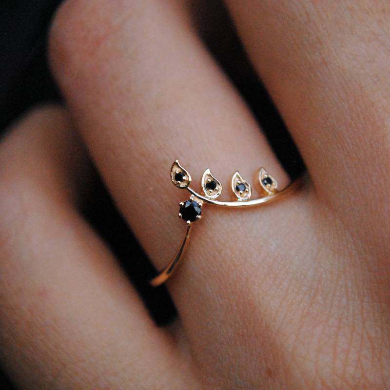 14K 18K Solid Gold Und Schwarz Diamant Blatt Stapelring, Chevron Rebe Braut Stacking Band, Custom Fit Ehering von AbhikaJewels
