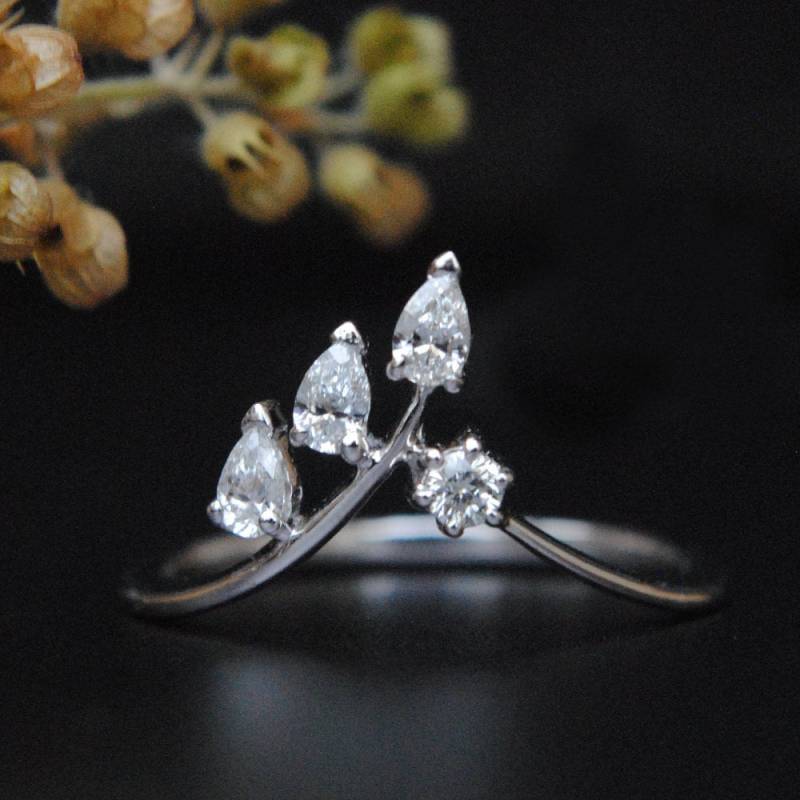 14K 18K Solid Gold & Natürliche Birne Schnitt Diamant Blatt Ring, Stapelbar Chevron V Braut Hochzeit Band, Natur Inspiriert Rebe Schmuck Ddp von AbhikaJewels