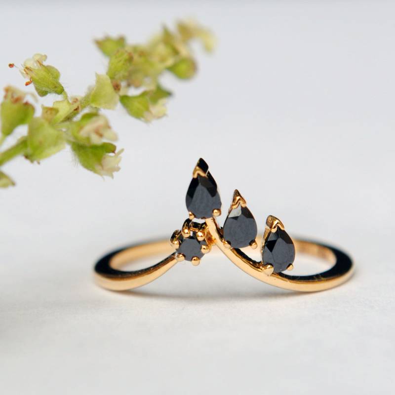 14K 18K Solid Gold & Schwarz Onyx Blatt Ring, Stapelbar Chevron V Braut Hochzeit Band, Zierliche Stapel Ring Für Die Rechte Hand, Geschenk Schmuck von AbhikaJewels