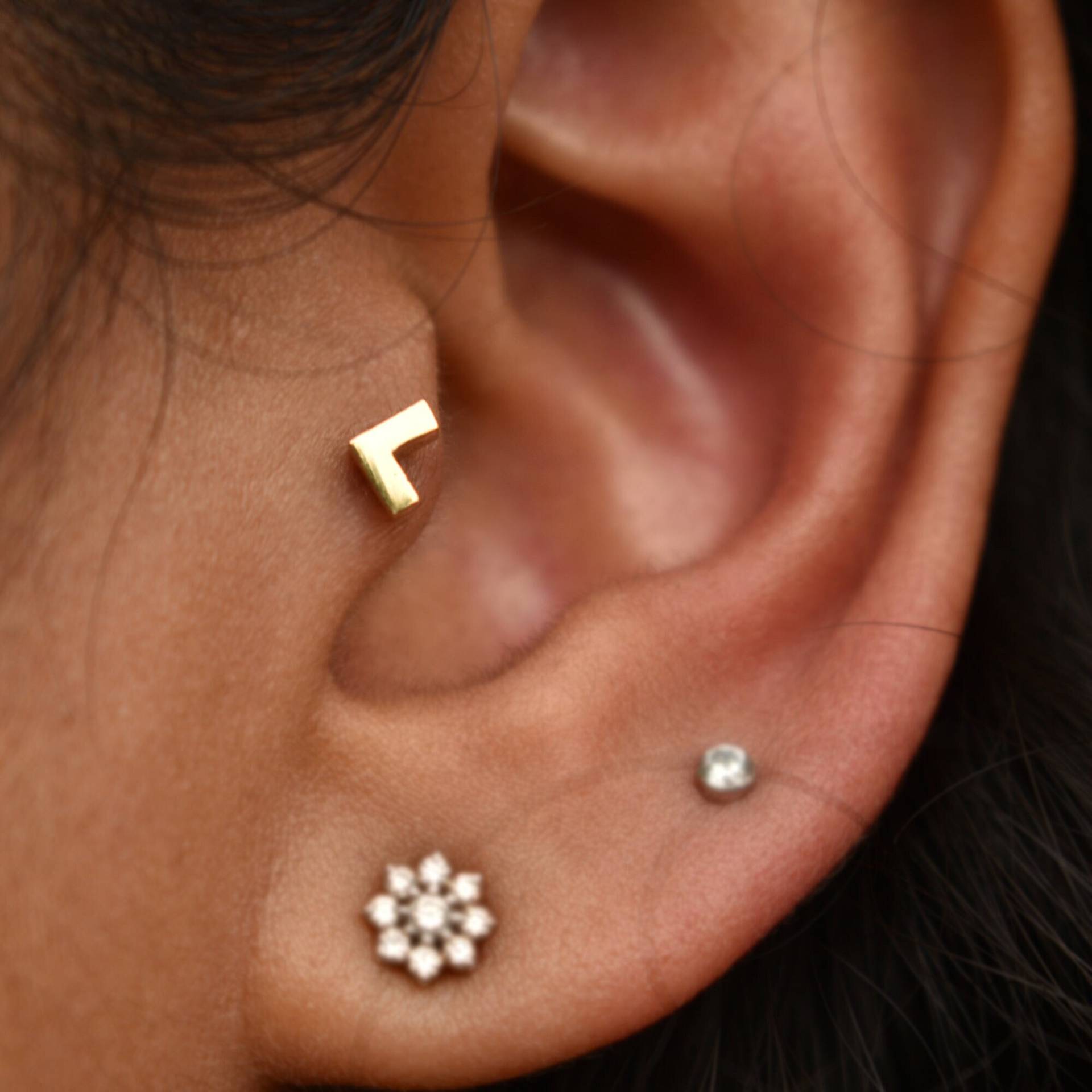 14K 18K Solid Gold Tiny V Ohrring, Frieden Symbol Schmuck, Chevron Nase Tragus Knorpel Helix Lip Dermal Piercing 16G Flatback 14K 18K Solid Gold Tiny V Ohrring, Frieden Symbol Schmuck, Chevron Nase Tragus Knorpel Helix Lip Dermal Piercing 16G Flatback von AbhikaJewels