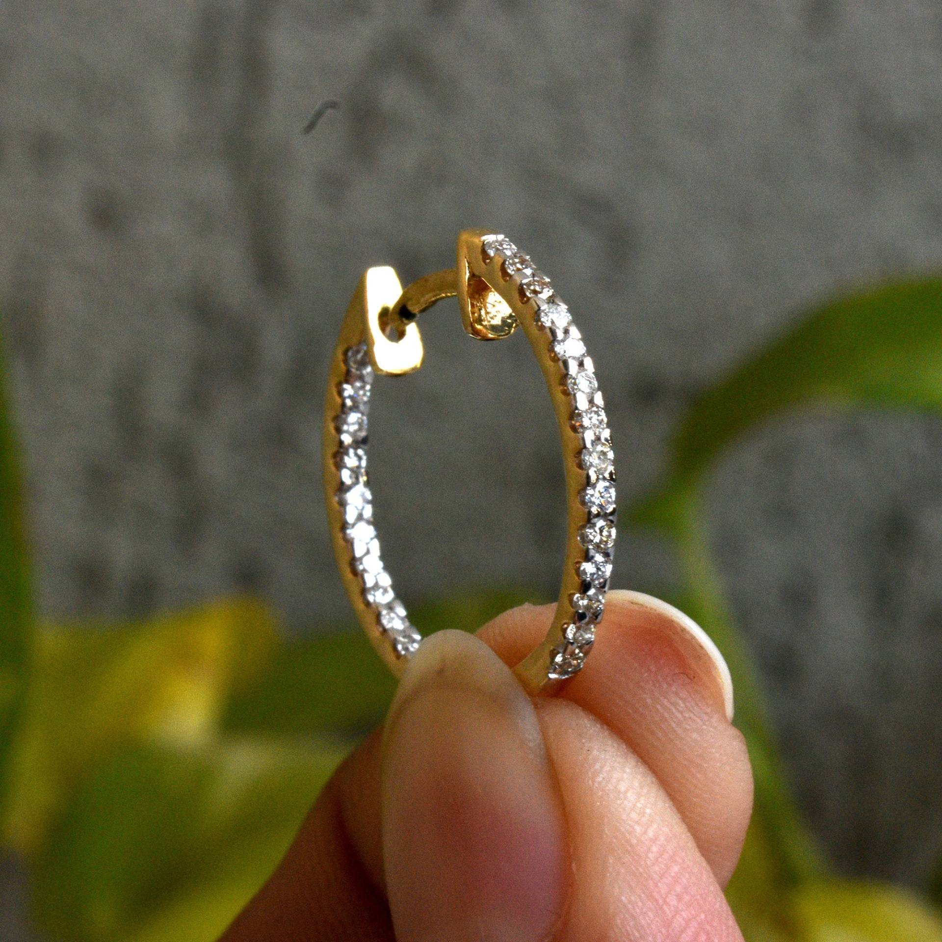 15mm Eternity Natural Diamond Creolen in 14K Solid Gold, 16G 18G Inside Out Diamant Stilvolle Braut Ohrringe, Statement Fine Jewelry von AbhikaJewels