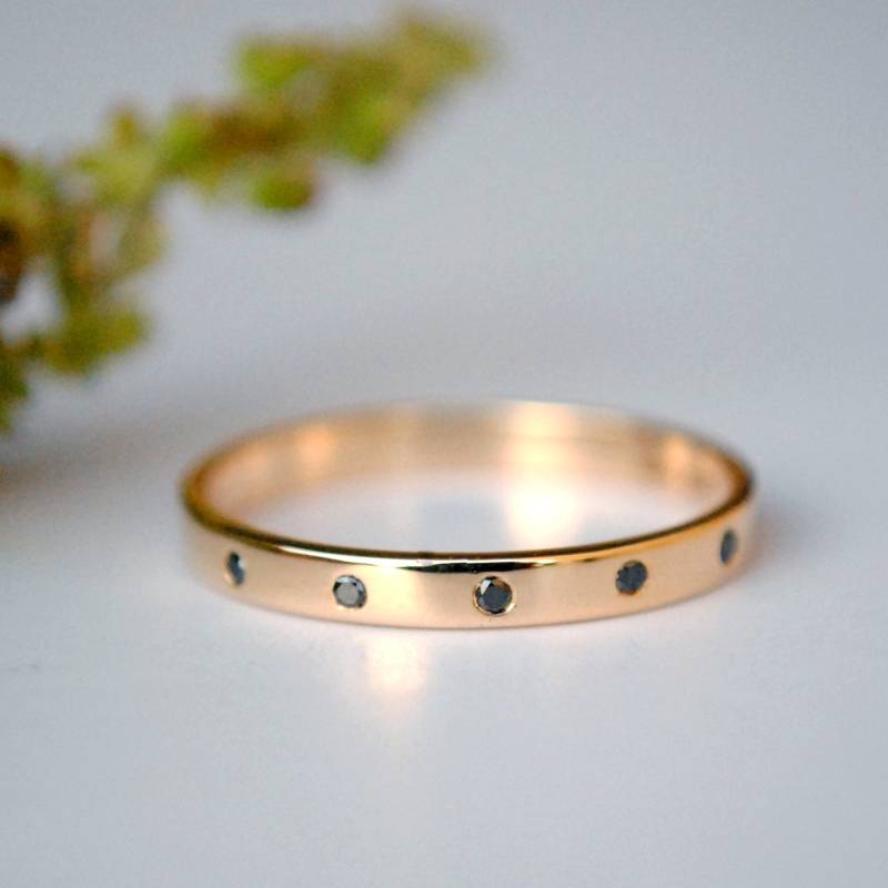 2, 2 Mm Flush Set Black Diamond Ehering, 14K 18K Solid Gold Ring, 5 Diamant Straight Stack Brautring, Daumenring, Boho Ring von AbhikaJewels