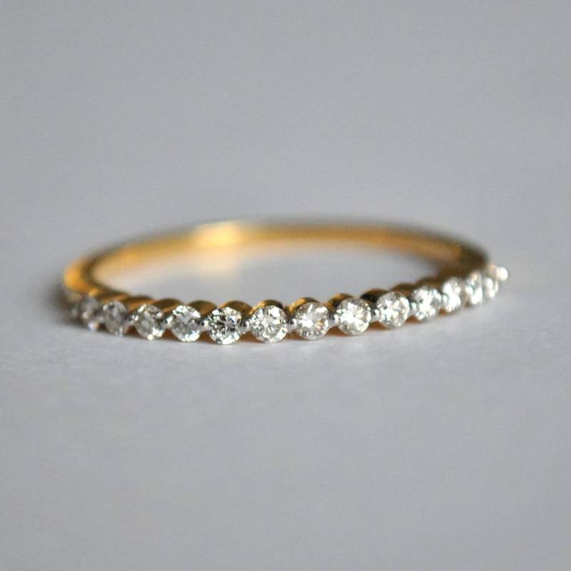 2 Mm Single Prong Diamant Band, 14K 18K Solid Gold Halb Eternity Ring, Dünne Stapelbare Braut Verlobung Hochzeit Zierliche Brautring von AbhikaJewels