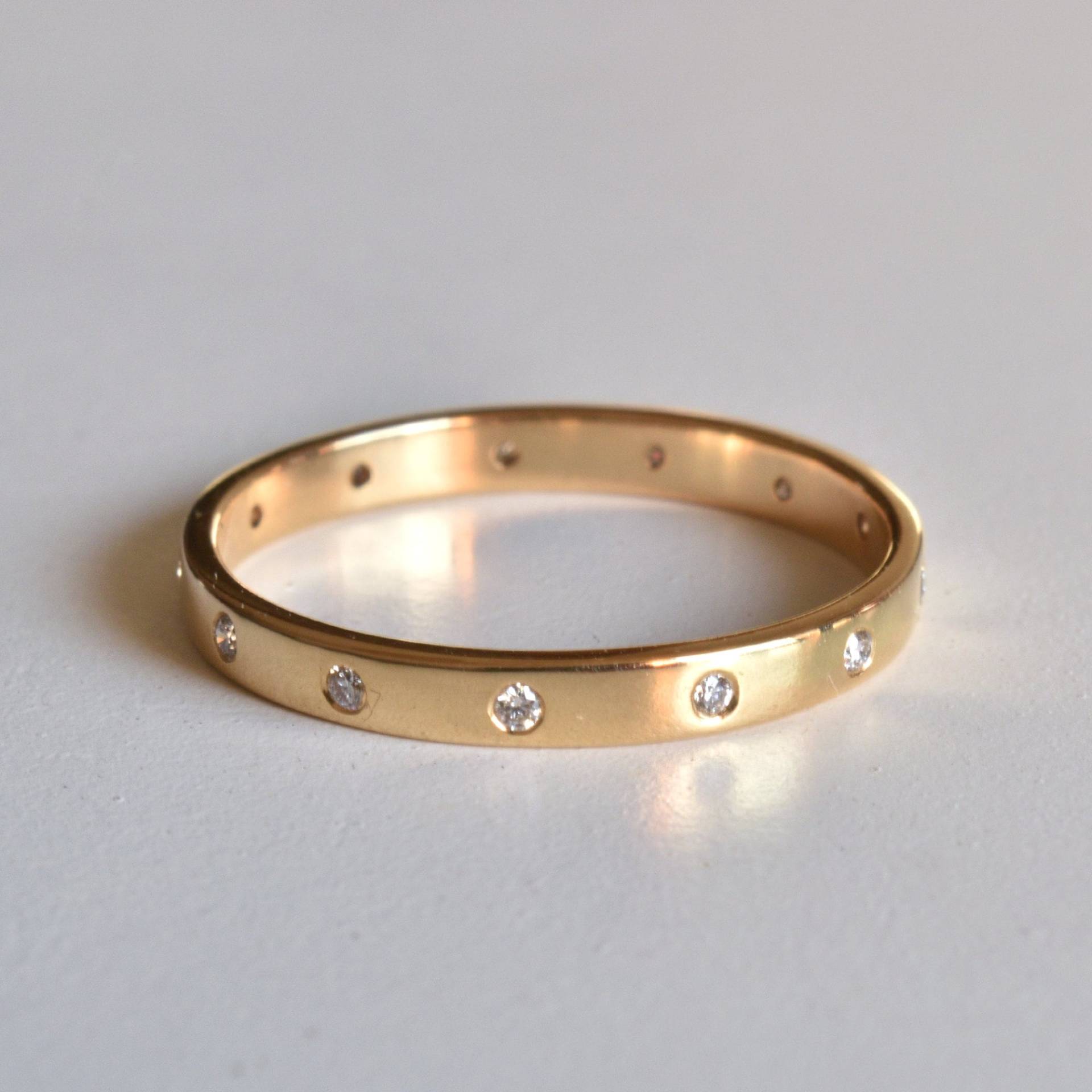 2 Mm Flach Gefasster Diamant-Ewigkeits-Ehering, Schlichter, Glänzender Gold-stapelring Aus 14-Karat-Massivgold, Mid-Knuckle-Daumenring von AbhikaJewels