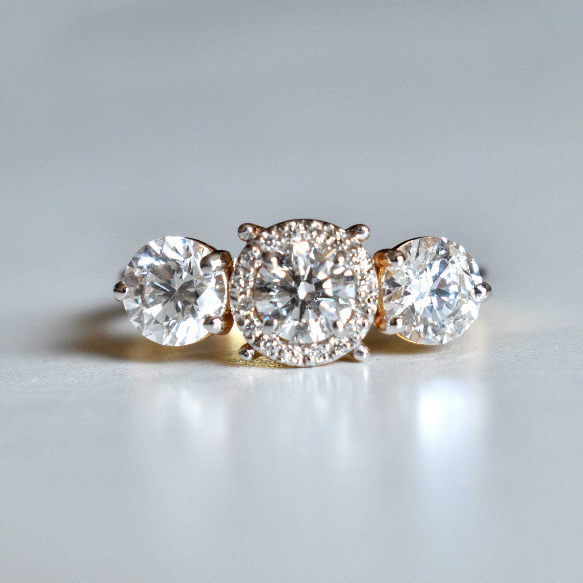 3 Steine Ring, Moissanit Verlobungsring Mit Heiligenschein in 14K Massivgold, Großer Diamantring 3 Steine Ring, Moissanit Verlobungsring Mit Heiligenschein in 14K Massivgold, Großer Diamantring von AbhikaJewels