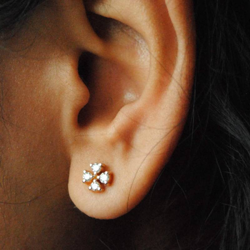 4 Runde Diamant Cluster Ohrringe in 585 Gold, Kleeblatt Braut Ohrring Für Lobe Tragus Cartilage Helix Flat Piercing von AbhikaJewels