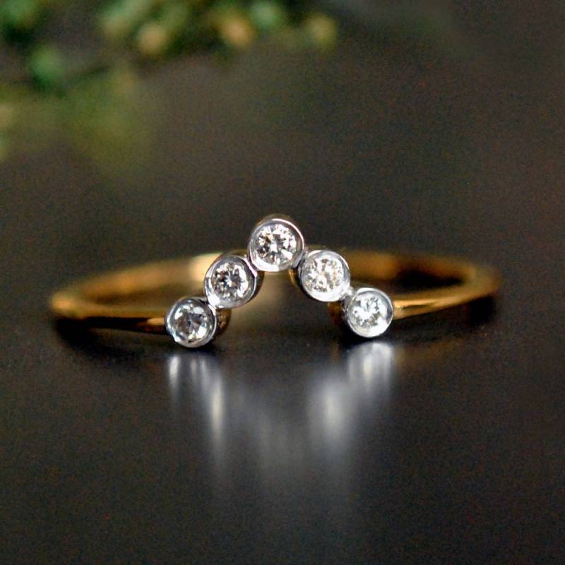 5 Diamant Chevron V Ring, 14K 18K Gelbgold Stapelband, Lünette Set Runde Ehering, Geschenk Zum 5 Diamant Chevron V Ring, 14K 18K Gelbgold Stapelband, Lünette Set Runde Ehering, Geschenk Zum von AbhikaJewels