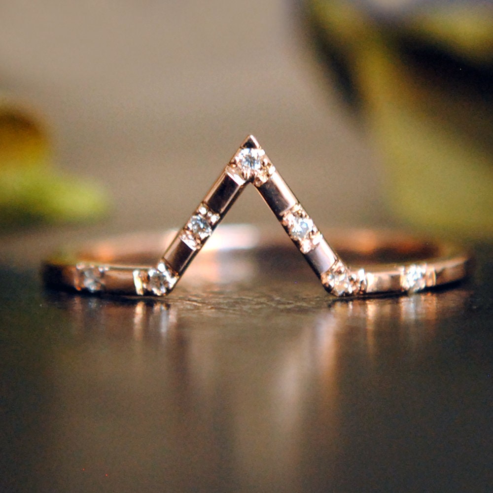 7 Naturdiamant Pave V-Stack-Ring, 14K 18K Solid Gold Ehering, Zierliche Braut Chevron Stapelring von AbhikaJewels