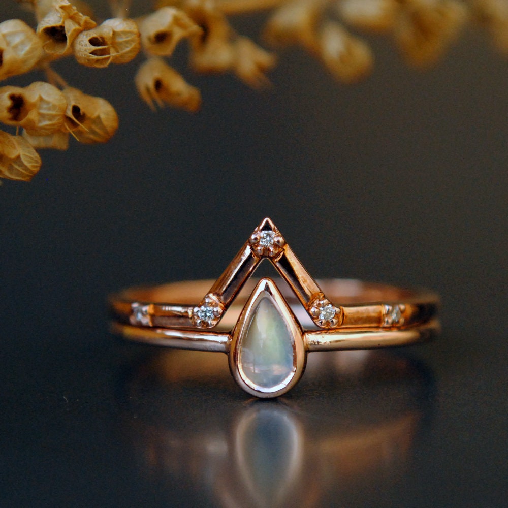 Birne Mondstein Und V Pave Set Diamant Ehering Set, 14K Rose Gold Braut Verlobungsring Mit Zierlichen Fünf Chevron Band Birne Mondstein Und V Pave Set Diamant Ehering Set, 14K Rose Gold Braut Verlobungsring Mit Zierlichen Fünf Chevron Band von AbhikaJewels