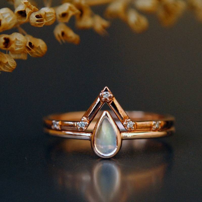 Birne Mondstein Und V Pave Set Diamant Ehering Set, 14K Rose Gold Braut Verlobungsring Mit Zierlichen Fünf Chevron Band von AbhikaJewels