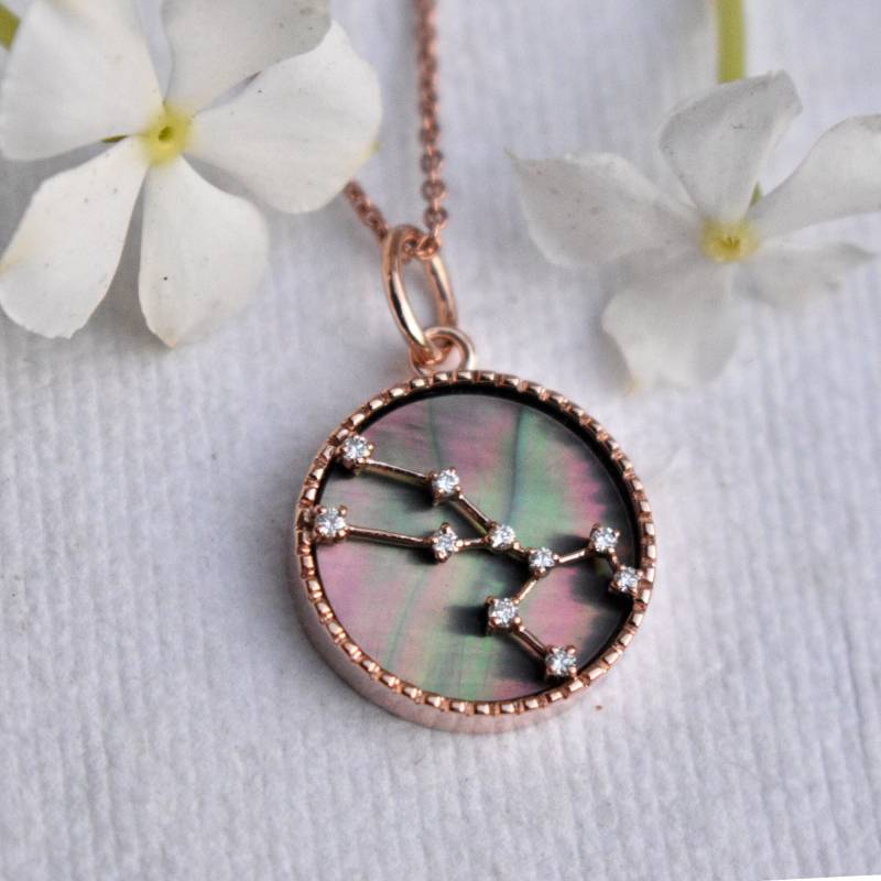 Celestial Diamant Constellation Halskette Mit Dunkelgrauer Perlmuttscheibe, Sternzeichen 14K Goldrunder Anhänger 1 Mm Kabelkette von AbhikaJewels