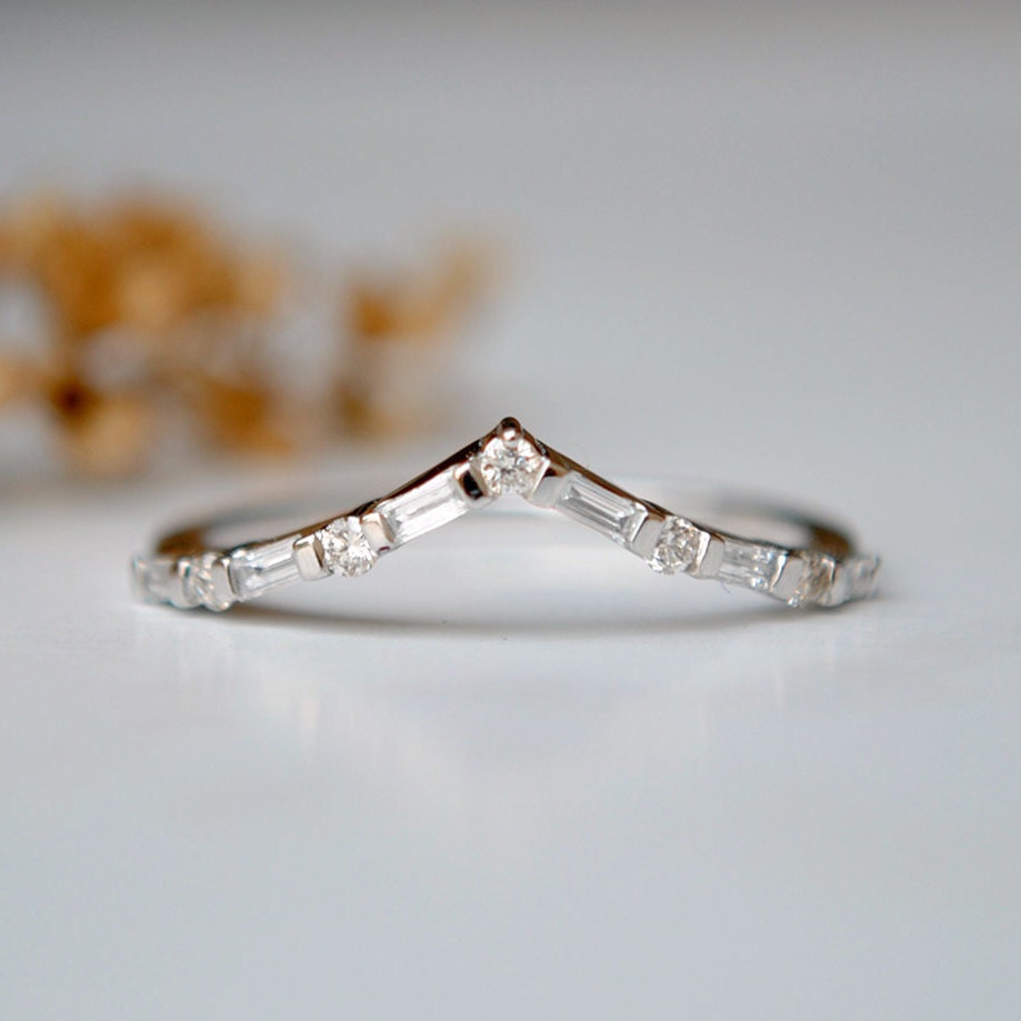 Chevron V Ring, Runde Baguette Diamant Stapelbar Braut 14K Gold Zierliche Ehering, Geschwungene Band, Versprechen Hochzeit Verlobung von AbhikaJewels