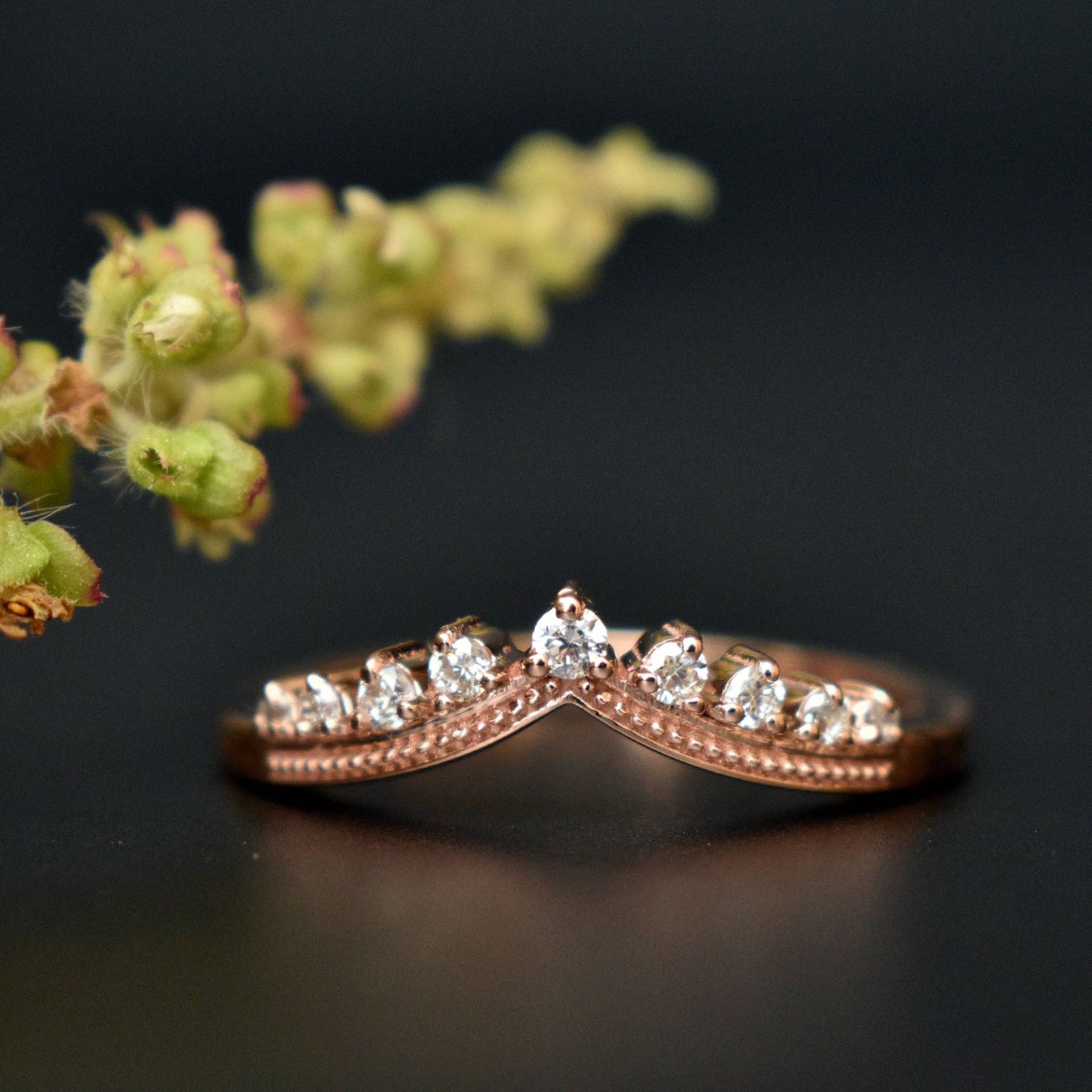 Diamant Tiara Chevron Ring Aus 14K Solidem Gold, Stapelbar V Milgrain Band, Versprechen Hochzeit Verlobung Brautkrone von AbhikaJewels