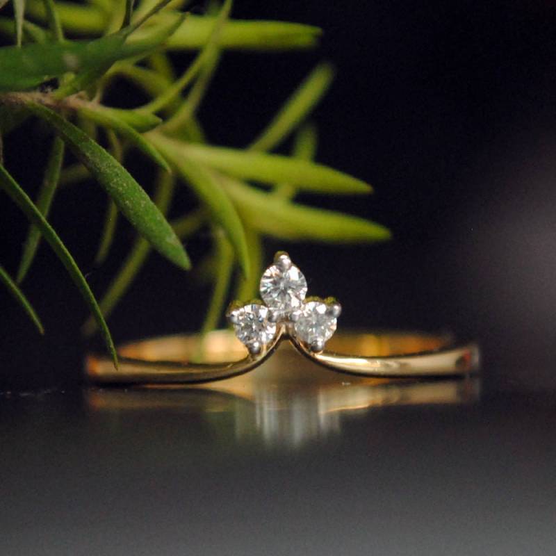 Drei Diamant Krone V Ring, 14K 18K Solid Gold Chevron Stacker Ehering, Minimal Versprechen Ring von AbhikaJewels