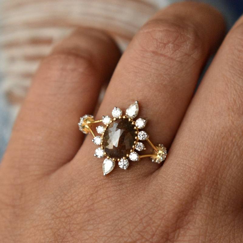 Dunkle Schokolade Braun Oval Rose Diamant Ring Mit Birne Und Runden Weißen Halo, Edwardian Braut Verlobungsring von AbhikaJewels