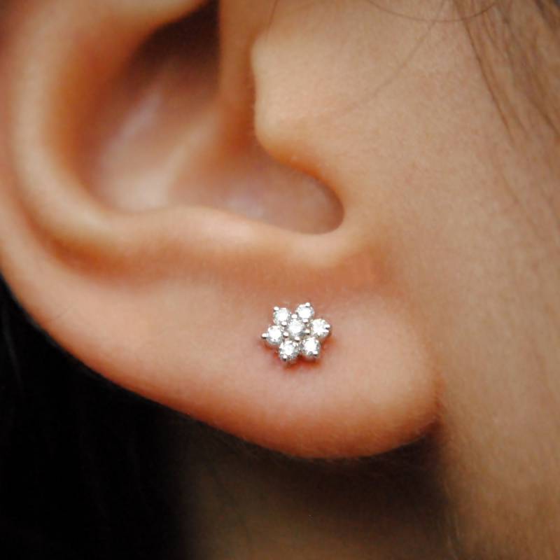 Echte 7 Diamant Cluster Stud, 14K Gold Nase Tragus Lobe Floral Ohrring, 16G Flatback Pin, Zierliche Blume Piercing Schmuck von AbhikaJewels