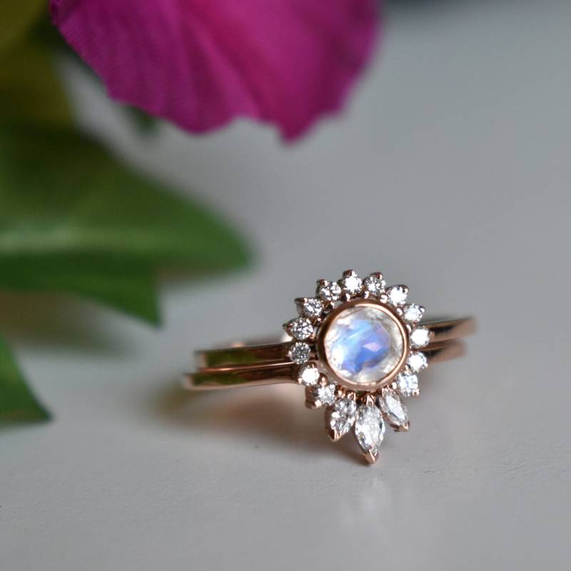 Einzigartiger Halb Halo Mondstein Verlobungsring Und Birne Diamant Ehering in 14K Massivgold, Stapeln Krone Set Ddp von AbhikaJewels