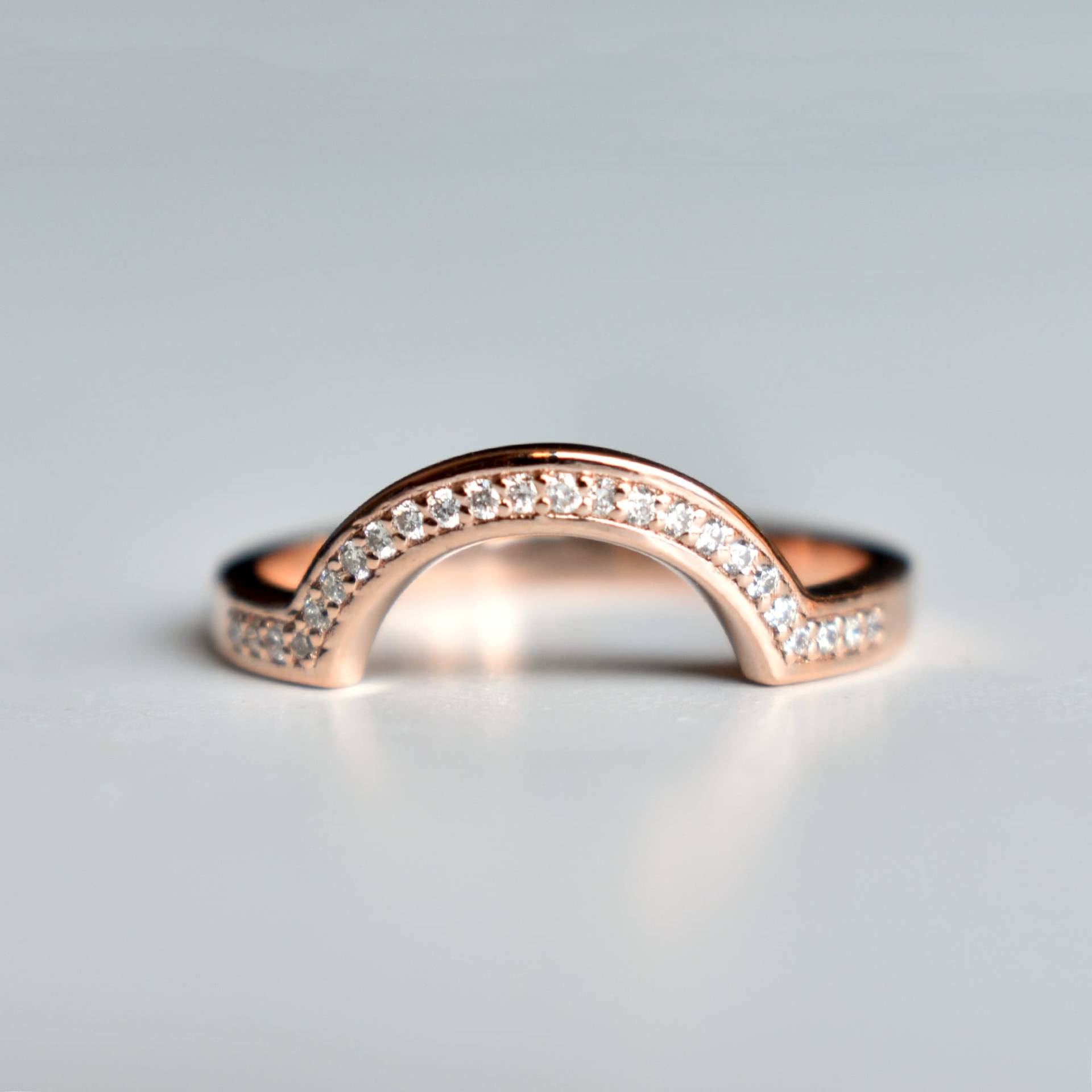 Geschwungene Pave Diamant Stapeln Ehering, 14K 18K Solid Gold Nesting Ring, Benutzerdefinierte Runde Braut Stapelring, Alltäglichen Verschleiß Band von AbhikaJewels