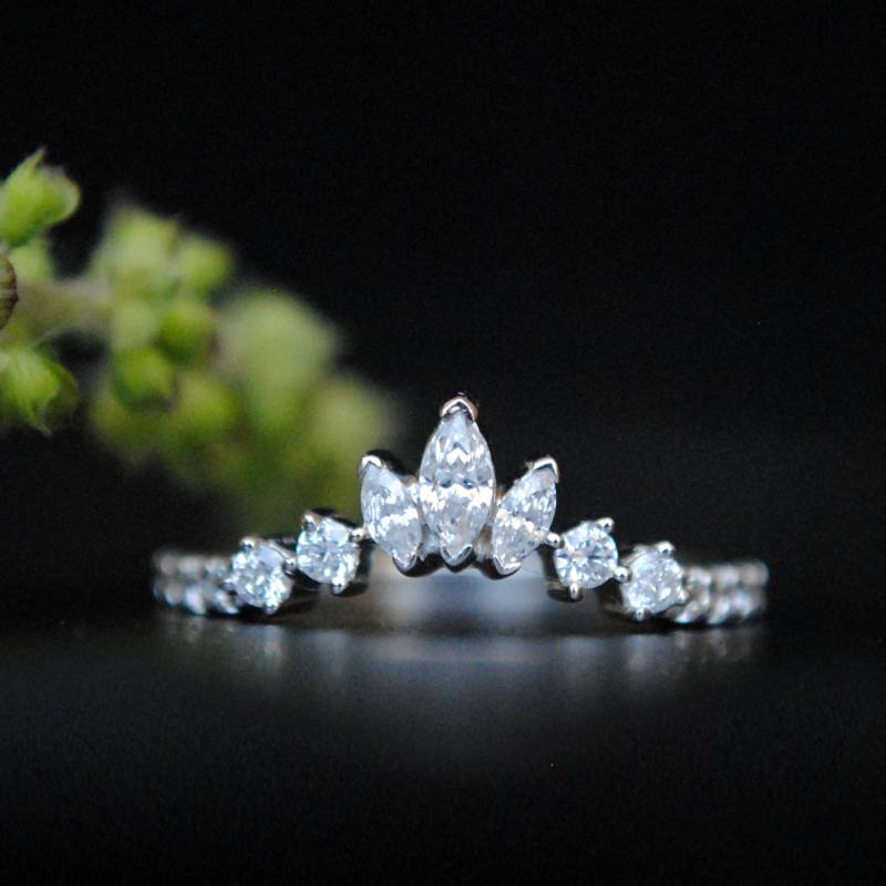 Geschwungener Marquise Diamant Stacking Ring, 14K 18K Goldenhancer Ehering, Tiara Kontur Nesting Brautring von AbhikaJewels