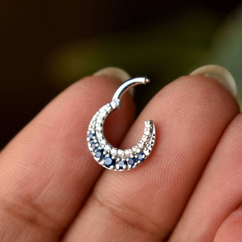 Halbmond Blauer Saphir & Diamant Septum Daith Ring, 14K 18K Solid Gold Clicker, Natürlicher Edelstein Piercing Schmuck, September Birthstone Geschenk von AbhikaJewels