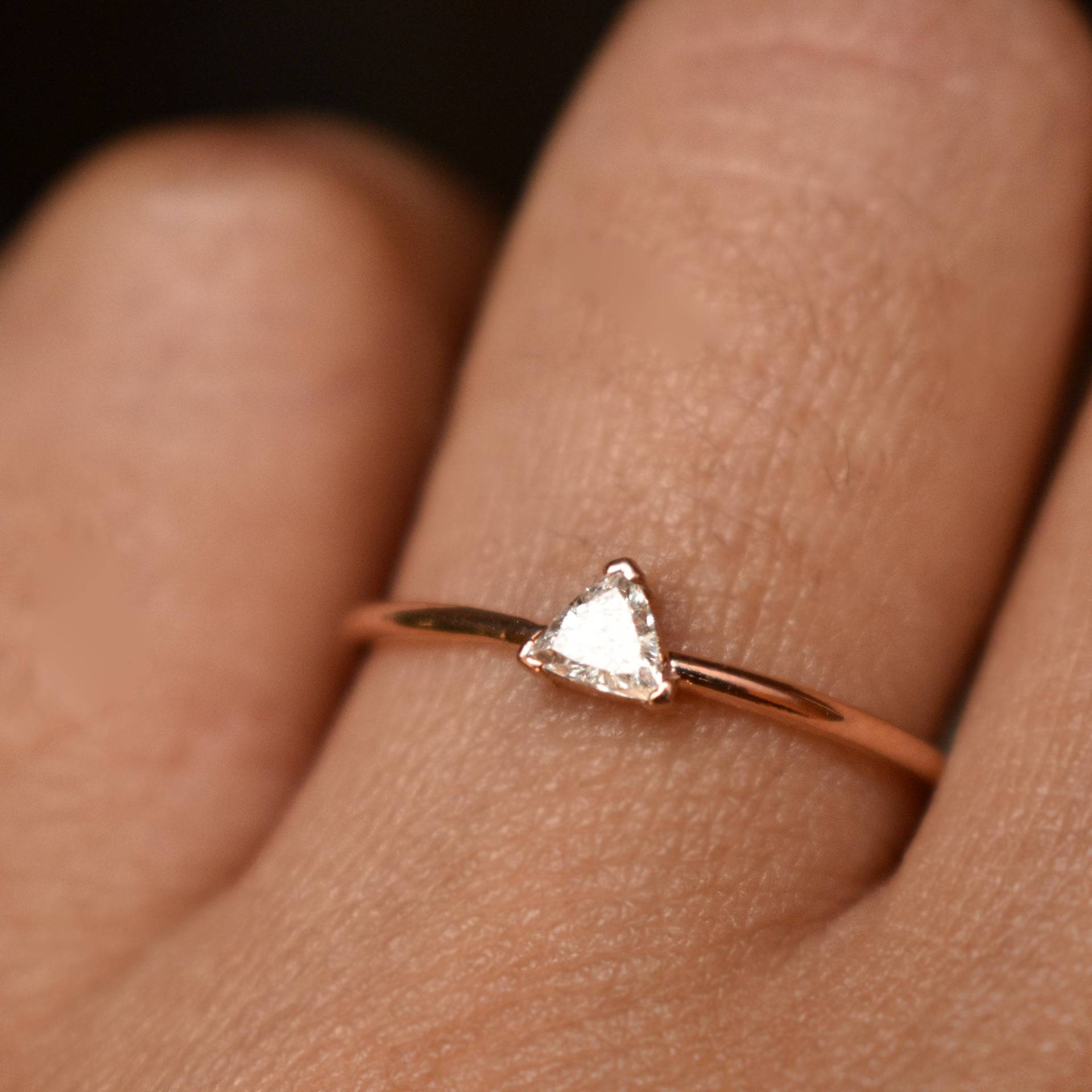 Kleiner Diamant Im Trillionschliff Verlobungsring, 14K Massiver Roségold Naturdiamant Ring, Minimaler Dreieck Diamantring, Berg Vorschlag Ring von AbhikaJewels