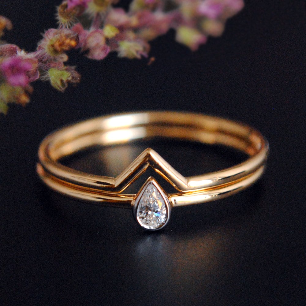 Minimale Birne Diamant Ehering Set, 14K 18K Solid Gold Zierliche Braut Verlobungsring Chevron V Stacking Band, 2Teiliges Ringset Minimale Birne Diamant Ehering Set, 14K 18K Solid Gold Zierliche Braut Verlobungsring Chevron V Stacking Band, 2Teiliges Ringset von AbhikaJewels