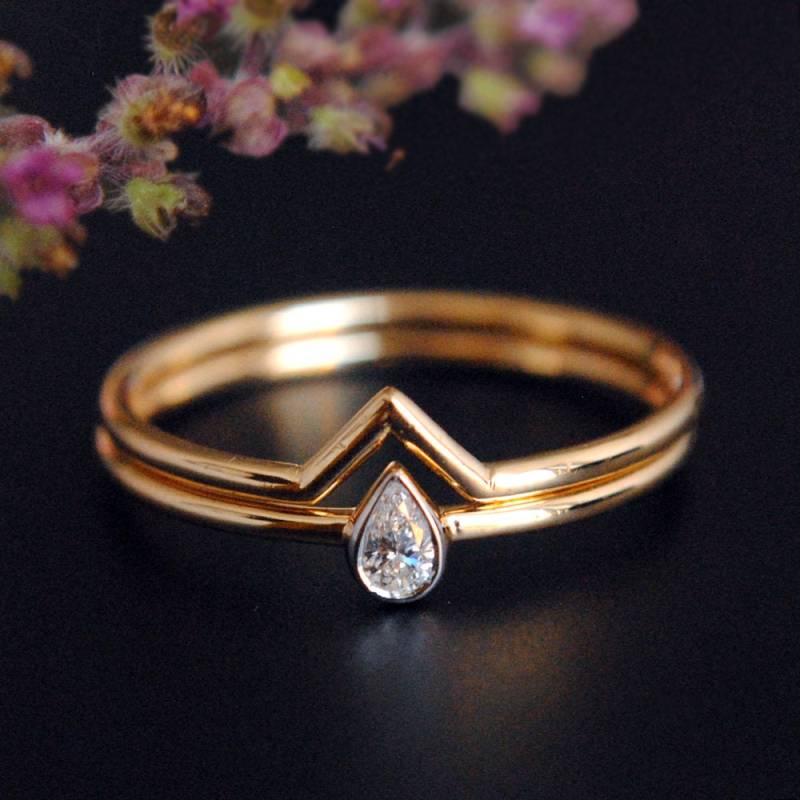 Minimale Birne Diamant Ehering Set, 14K 18K Solid Gold Zierliche Braut Verlobungsring Chevron V Stacking Band, 2Teiliges Ringset von AbhikaJewels