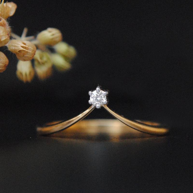 Minimaler V Ehering Mit Einzelnem Diamant, Tiara Chevron Stack Ring Aus 14K Massivgold, 1 Diamantring Minimaler V Ehering Mit Einzelnem Diamant, Tiara Chevron Stack Ring Aus 14K Massivgold, 1 Diamantring von AbhikaJewels