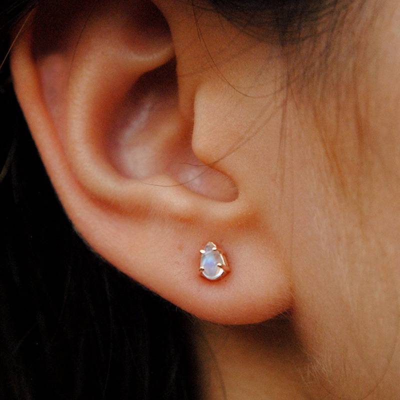 Zoll/Tarif Bezahlte Mondstein Ohrringe in 14K Gold, 5 X 3 Mm Birne Natürliche Regenbogen Ohrstecker, Juni Birthstone Lobe Ohrring Zoll/Tarif Bezahlte Mondstein Ohrringe in 14K Gold, 5 X 3 Mm Birne Natürliche Regenbogen Ohrstecker, Juni Birthstone Lobe Ohrring von AbhikaJewels