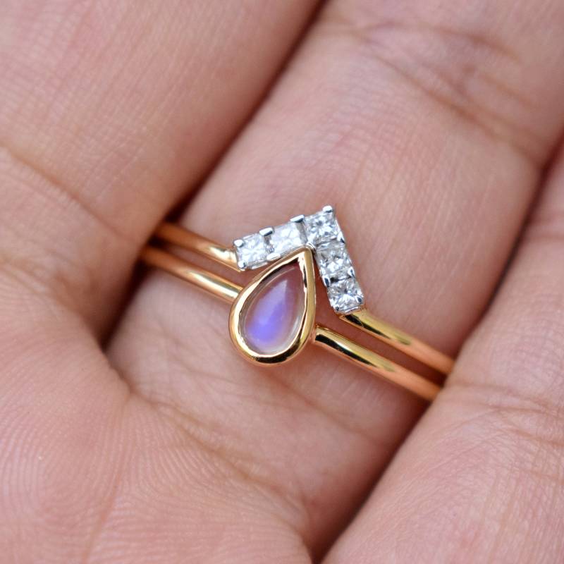 Mondstein Verlobungsring Mit Princess Diamond Stack V Band, Braut Ehering in 14K Rosegold Mondstein Verlobungsring Mit Princess Diamond Stack V Band, Braut Ehering in 14K Rosegold von AbhikaJewels