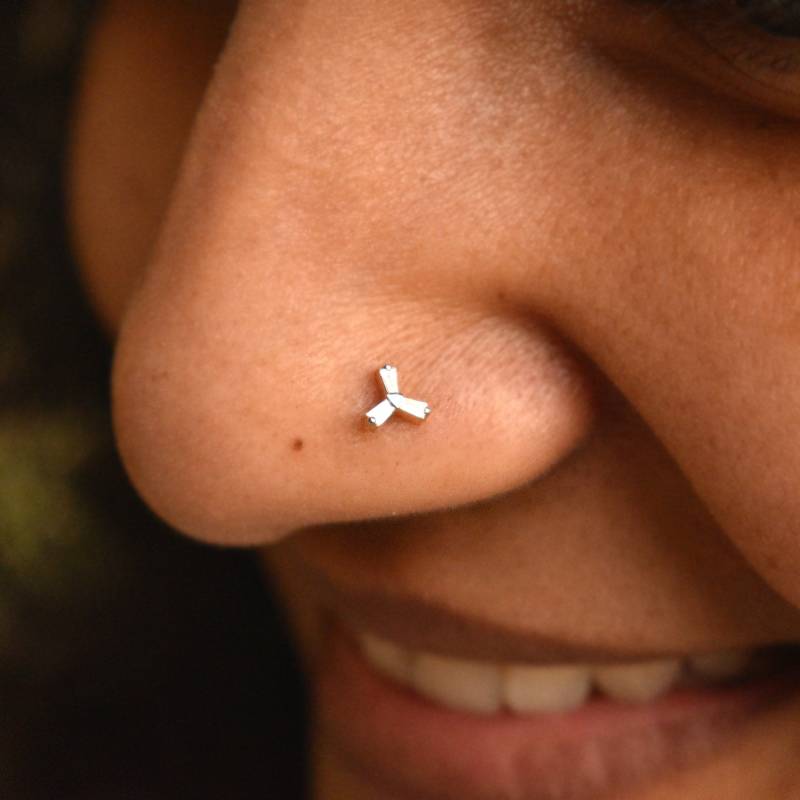 Natürliche Baguette Diamant Drei Blattfächer Nase Pin, 14K 18K Solid Gold Ohr Tragus Conch Knorpel Piercing Stud, Threaded Flatback 16G von AbhikaJewels