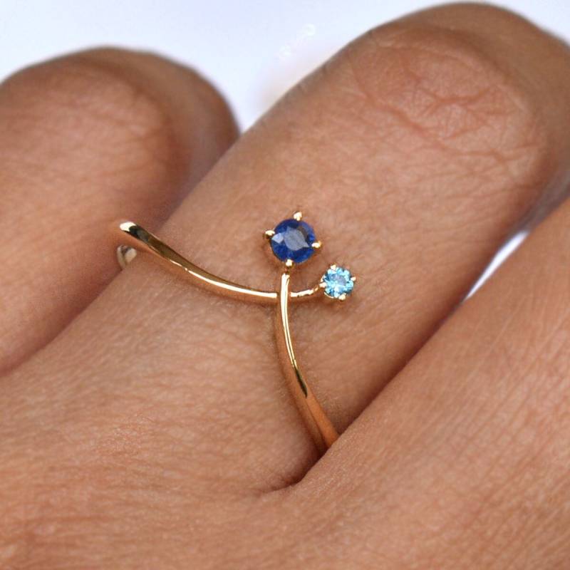 Natürliche Blaue Saphir & Blautopas Chevron Rong, 14K 18K Massivem Gold Kreuz Ring, 2 Birthstone Geschenk Für Mutter Großmutter, Push-Präsent von AbhikaJewels