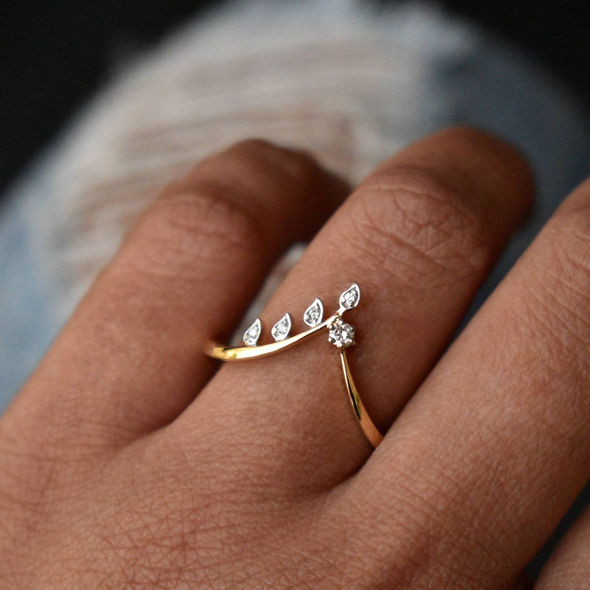 Natürliche Diamant Chevron Blatt Ring, Braut 14K 18K Solid Gold Ehering, Tiefes V Stapeln Meilenstein Band, Push-Geschenk Für Neue Mutter von AbhikaJewels