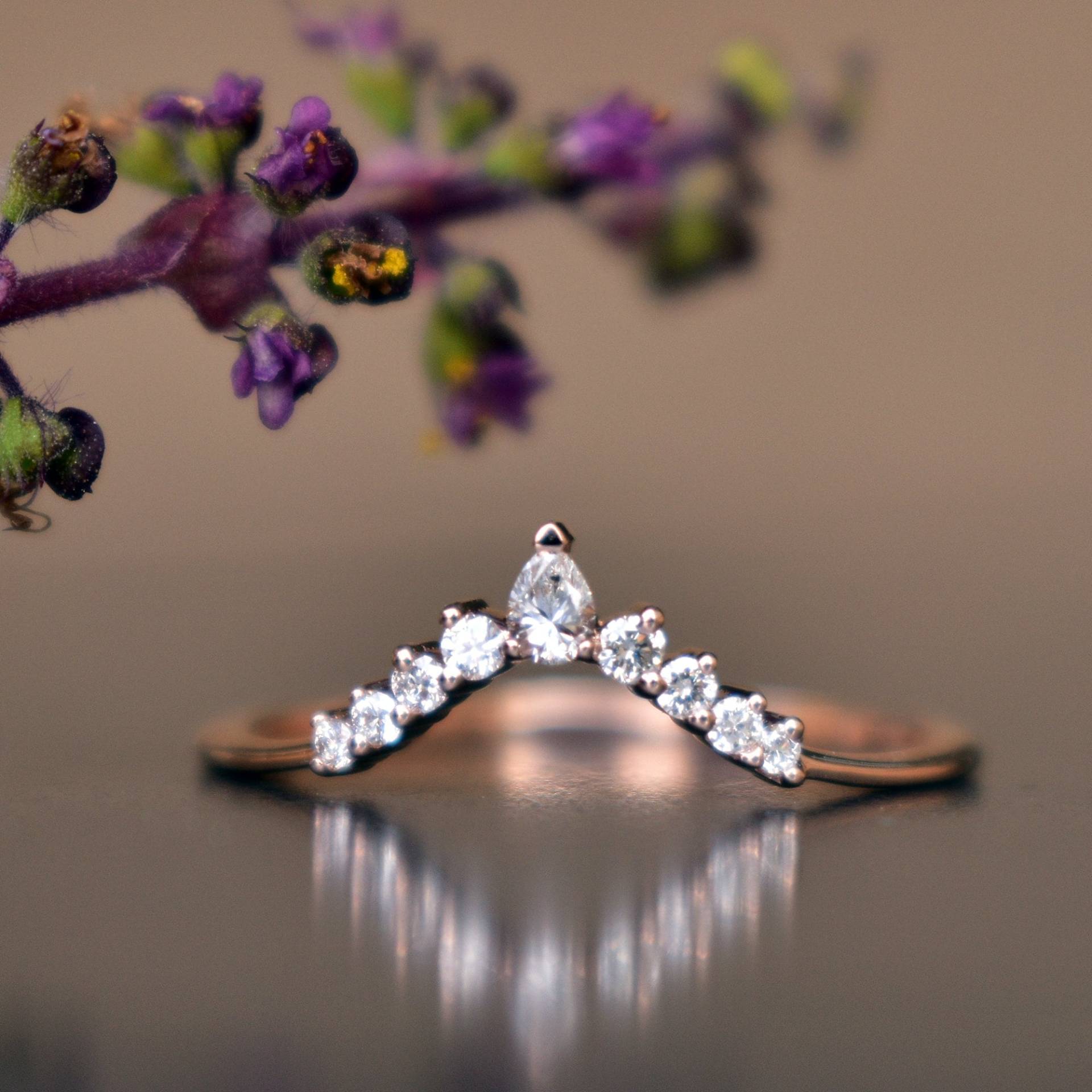 Natürliche Diamant Gebogen Stapel Hochzeit Band, 14K 18K Solid Gold Nesting Birne Runde Benutzerdefinierte Brautringenhancer von AbhikaJewels