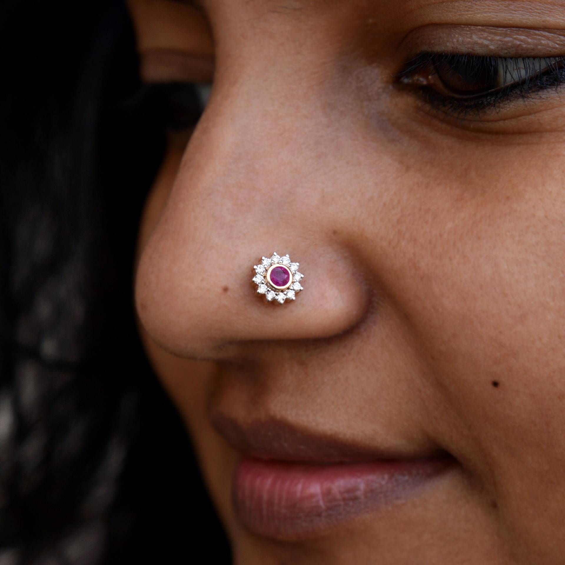 Natürliche Smaragd - Und Rubinohrringe Mit Diamant-Halo, 14K 18K Solid Gold Stud, Braut Edelstein Floral Cluster Mai Juli Birthstone Natürliche Smaragd - Und Rubinohrringe Mit Diamant-Halo, 14K 18K Solid Gold Stud, Braut Edelstein Floral Cluster Mai Juli Birthstone von AbhikaJewels