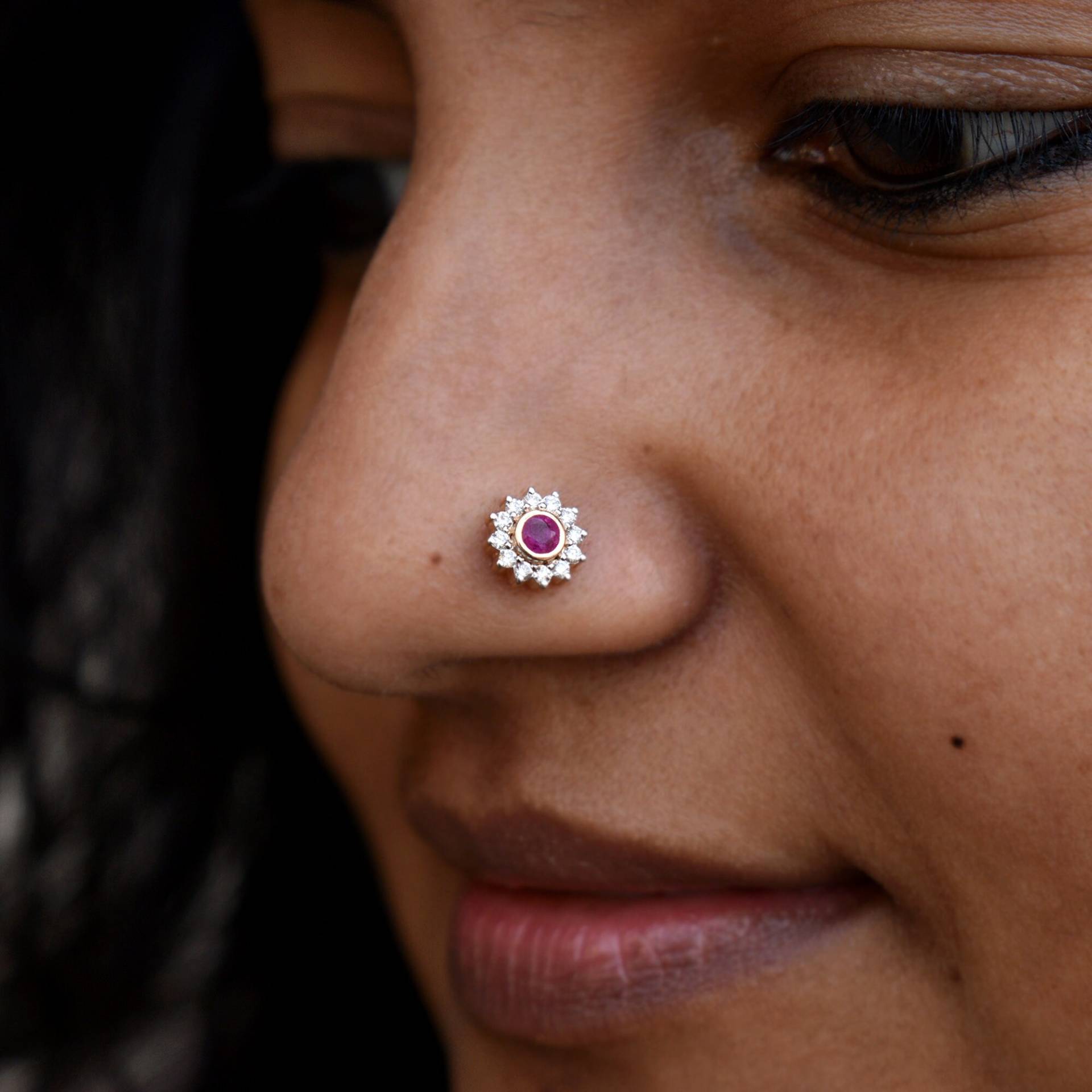 Natürliche Smaragd - Und Rubinohrringe Mit Diamant-Halo, 14K 18K Solid Gold Stud, Braut Edelstein Floral Cluster Mai Juli Birthstone von AbhikaJewels