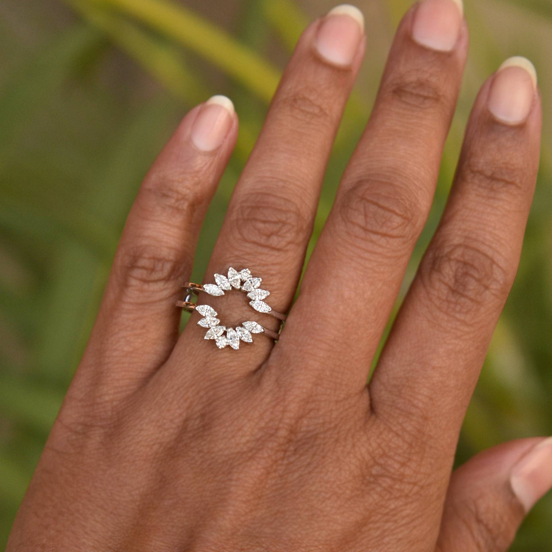 Natürlicher Diamantring Vergrößerer Für Ovalen Ring, 14K 18K Solid Gold Ring Wrap, Marquise & Runder Diamant Sunburst Halo Jubiläumsstapel von AbhikaJewels