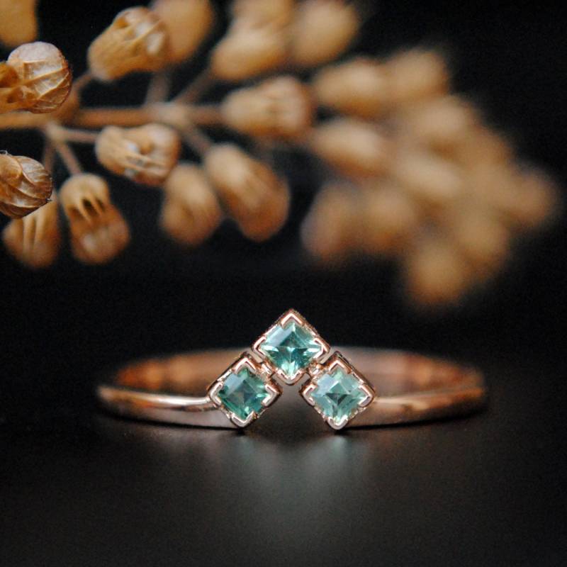 Natürlicher Mintgrüner Turmalin Ehering in 14K Roségold, 3-stein-V-stack-Ring, Jubiläumsgeschenke von AbhikaJewels